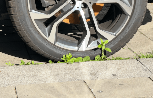 Rad eines geparkten SUVs.