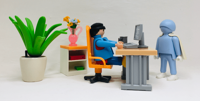 Administrator mit KI-Heinzelmann